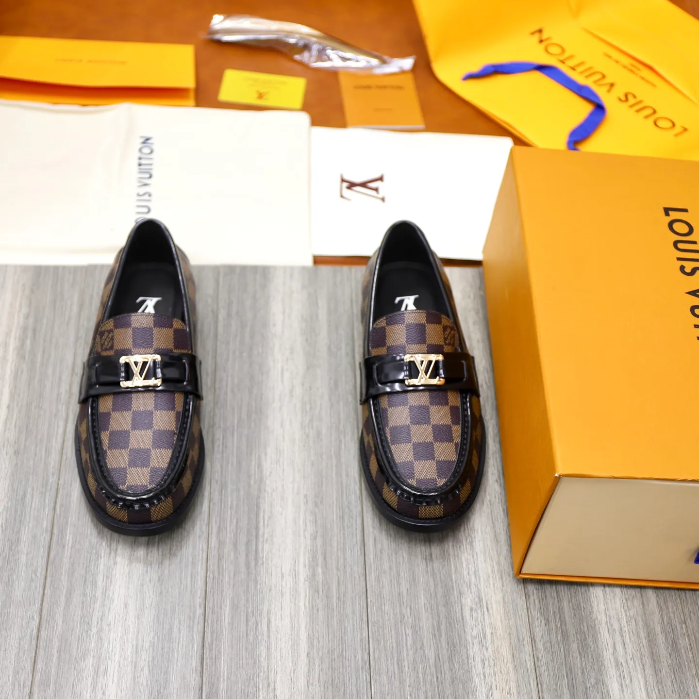 Men's Men's Shoes💰💰920LV Louis Vuitton Slip-on Loafers, top quality products from Guangzhou, ready for sale! This LV Glove loafer is made of selected soft cowhide, with a slightly wrinkled leather surface and a very high-end texture. Each pair is unique. The leather surface is light and soft, with a fine texture and good luster. It is a classic loafer style, with exquisite handmade mark stitching on the toe, and a square toe configuration to highlight the classic style. The horizontal band has hot-printed LV three-dimensional letters, semi-solid handcrafts and a genuine leather outsole, and a rubber patch on the heel to create wear-resistant performance and comfort. One of the must-have loafers for men! Comes with full original packaging! Code number: 38-39-40-41-42-43-44 (38, 45, 46 customized) standard leather shoe code